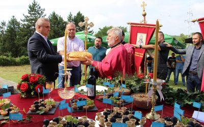 Град Зворник светом литургијом и ломљењем колача прославио крсну славу