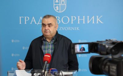 Узети брисеви од свих примарних контаката са три заражене особе