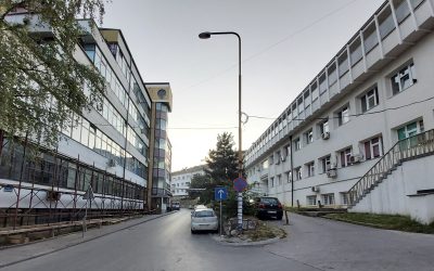 Улица између Болнице и Дома здравља једносмјерна