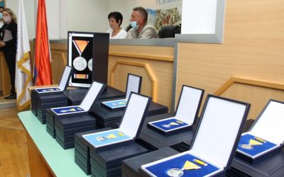 Уручена постхумна одликовања породицама погинулих бораца ВРС