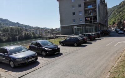 У сриједу обиљежавање паркинг мјеста код зграда Обала, Дрина и испод старог моста