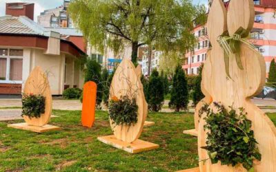 Плато испред школа украшен васкршњим зекама, јајима и кругом 
