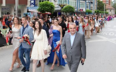 Зворнички матуранти продефиловали главном градском улицом