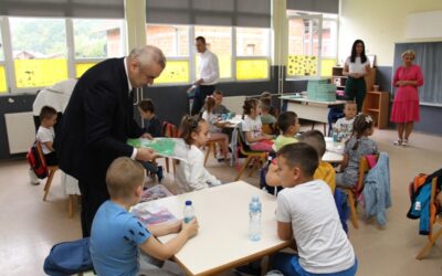 Градоначелник посјетио првачиће и ученицима честитао почетак нове школске године