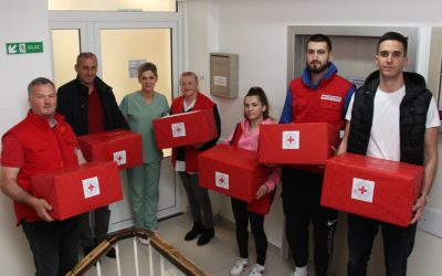 Зворнички Црвени Крст уручио беби пакете у породилишту Болнице