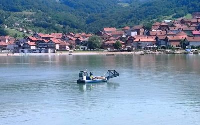 Покупљен отпад са површине Зворничког језера