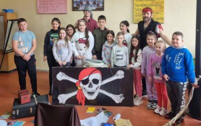 Основци у Дрињачи и Брањеву уживали у представи „Два гусара из буквара“