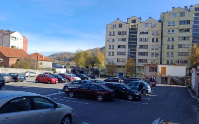 Радови у улици Браће Југовића – припрема за изградњу игралишта и паркинг мјеста