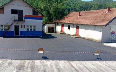 Асфалтиран плато испред Омладинске сале у Јасеници